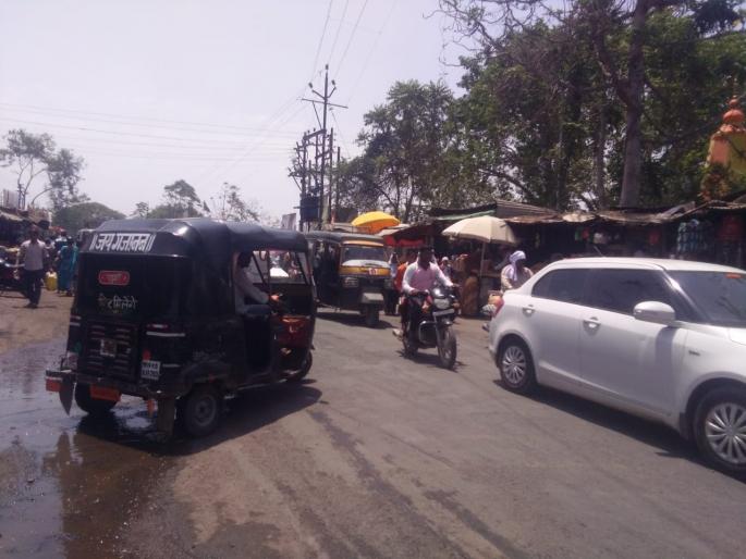 Khamgaon encroachment; Municipal Administration sleeping | खामगाव अतिक्रमणाच्या विळख्यात; पालिका प्रशासन झोपेत: फलकांद्वारे रस्त्यांचे व्रिदुपीकरण Khamgaon encroachment; Municipal Administration sleeping | खामगाव अतिक्रमणाच्या विळख्यात; पालिका प्रशासन झोपेत: फलकांद्वारे रस्त्यांचे व्रिदुपीकरण