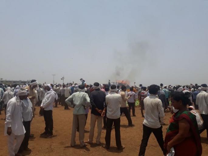 pandurang fundakars funeral in khamgaon | कृषीमंत्री पांडुरंग फुंडकर अनंतात विलिन, शोकाकूल वातावरणात अखेरचा निरोप pandurang fundakars funeral in khamgaon | कृषीमंत्री पांडुरंग फुंडकर अनंतात विलिन, शोकाकूल वातावरणात अखेरचा निरोप