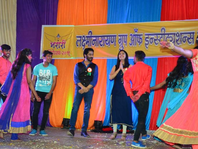 Cine actors dances with students! | विद्यार्थ्यांसोबत सिने अभिनेत्यांनी धरला फेर! Cine actors dances with students! | विद्यार्थ्यांसोबत सिने अभिनेत्यांनी धरला फेर!