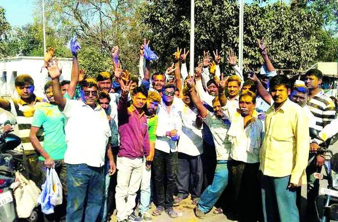Khamgaon: Congress-Bharipachi Sarashi under the deficit; BJP push! | खामगाव : घाटाखाली काँग्रेस-भारिपची सरशी; भाजपला धक्का! Khamgaon: Congress-Bharipachi Sarashi under the deficit; BJP push! | खामगाव : घाटाखाली काँग्रेस-भारिपची सरशी; भाजपला धक्का!