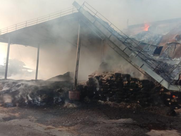 massive fire at atharva Industries in khamgaon midc | खामगाव एमआयडीसीतील अथर्व इंडस्ट्रीजमध्ये भीषण आग massive fire at atharva Industries in khamgaon midc | खामगाव एमआयडीसीतील अथर्व इंडस्ट्रीजमध्ये भीषण आग