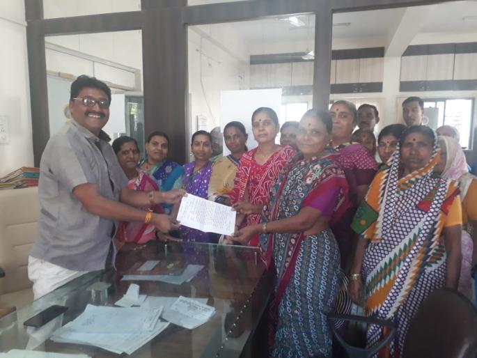 Water scarcity: Ambika Nagar women's give memorandum to authority | पाणी टंचाई : अंबिका नगरातील महिलांचा खामगाव पालिकेवर मोर्चा! Water scarcity: Ambika Nagar women's give memorandum to authority | पाणी टंचाई : अंबिका नगरातील महिलांचा खामगाव पालिकेवर मोर्चा!