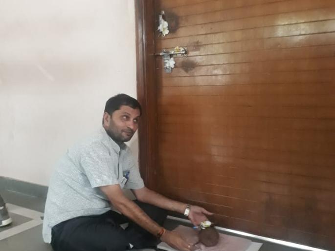 City Engineer gave the title of unauthorized construction; Unique movement in Khamgaon Municipality | नगर अभियंत्यांना दिली अनधिकृत बांधकामाचे शिरोमणी पदवी; खामगाव पालिकेत अनोखे आंदोलन City Engineer gave the title of unauthorized construction; Unique movement in Khamgaon Municipality | नगर अभियंत्यांना दिली अनधिकृत बांधकामाचे शिरोमणी पदवी; खामगाव पालिकेत अनोखे आंदोलन