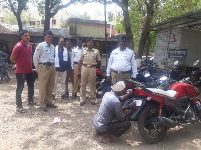 'Gandhigiri' of Khamgaon Police on non-number plate vehicle | विना नंबरप्लेटच्या वाहनांवर खामगाव पोलिसांची ‘गांधीगिरी’! 'Gandhigiri' of Khamgaon Police on non-number plate vehicle | विना नंबरप्लेटच्या वाहनांवर खामगाव पोलिसांची ‘गांधीगिरी’!