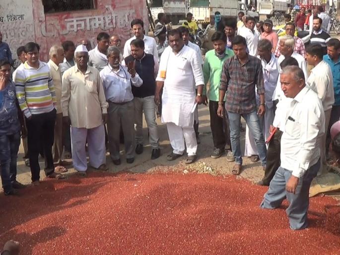 drought team of center inspection at khamgaon Apmc | केंद्राच्या दृष्काळी पथकाकडून खामगावात पाहणी drought team of center inspection at khamgaon Apmc | केंद्राच्या दृष्काळी पथकाकडून खामगावात पाहणी