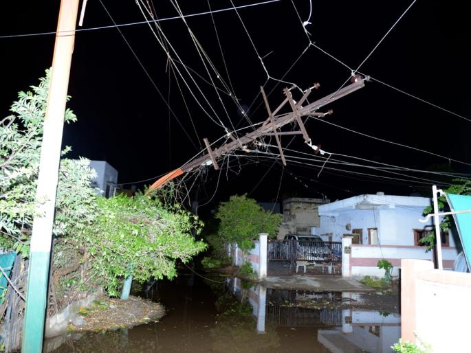 stormy winds hit khamgaon malkapur shegaon taluka | खामगाव, मलकापूर, शेगाव तालुक्यात वादळी वाऱ्याचा तडाखा stormy winds hit khamgaon malkapur shegaon taluka | खामगाव, मलकापूर, शेगाव तालुक्यात वादळी वाऱ्याचा तडाखा
