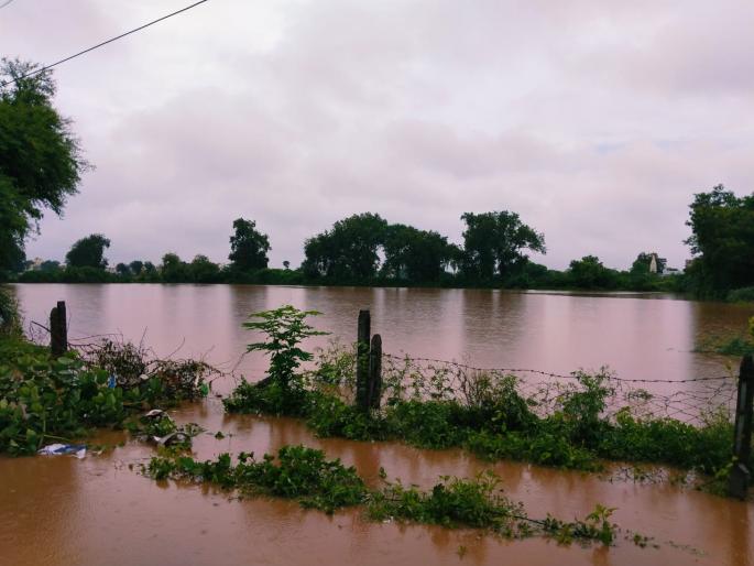heavy rain in Khamgaon, water entered Ghatpuri village | खामगावात संततधार पावसाचे थैमान, घाटपुरी गावात घुसले पाणी heavy rain in Khamgaon, water entered Ghatpuri village | खामगावात संततधार पावसाचे थैमान, घाटपुरी गावात घुसले पाणी