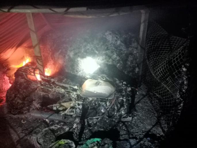 35 quintals of cotton agricultural materials burnt in khamgaon buldhana | ३५ क्विंटल कापूस, शेती साहित्य जळून खाक 35 quintals of cotton agricultural materials burnt in khamgaon buldhana | ३५ क्विंटल कापूस, शेती साहित्य जळून खाक