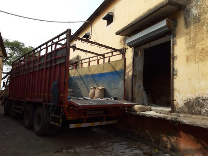 Sting Operation: violates the rules of 'CMR' rice supply in the Buldhana district | Sting Operation : बुलडाणा जिल्ह्यात ‘सीएमआर’ तांदूळ वाहतूक नियमांची पायमल्ली! Sting Operation: violates the rules of 'CMR' rice supply in the Buldhana district | Sting Operation : बुलडाणा जिल्ह्यात ‘सीएमआर’ तांदूळ वाहतूक नियमांची पायमल्ली!