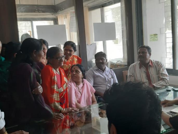 The citizens of Khamgaon do agitation in municipal | पाण्यासाठी नागरिकांचा खामगाव पालिकेत ठिय्या The citizens of Khamgaon do agitation in municipal | पाण्यासाठी नागरिकांचा खामगाव पालिकेत ठिय्या