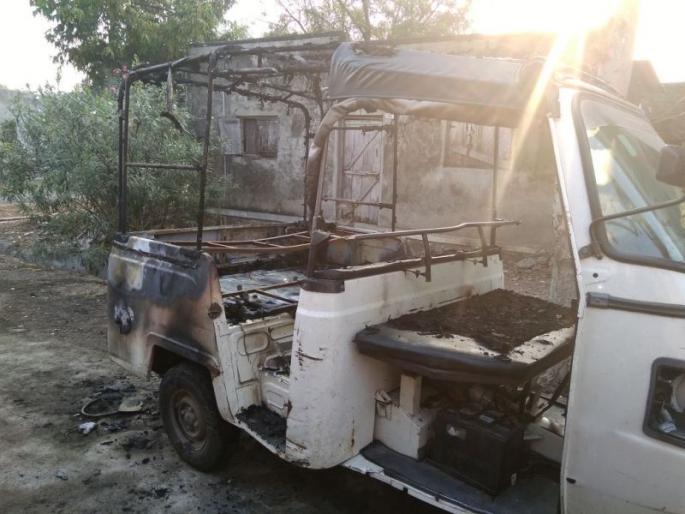 Buldana : fight over 'Kabaddi' in Khamgaon, stone pelting | बुलडाणा : खामगावात ‘कबड्डी’चा वाद शिगेला, वाहनांच्या जाळपोळीसहीत दगडफेक    Buldana : fight over 'Kabaddi' in Khamgaon, stone pelting | बुलडाणा : खामगावात ‘कबड्डी’चा वाद शिगेला, वाहनांच्या जाळपोळीसहीत दगडफेक