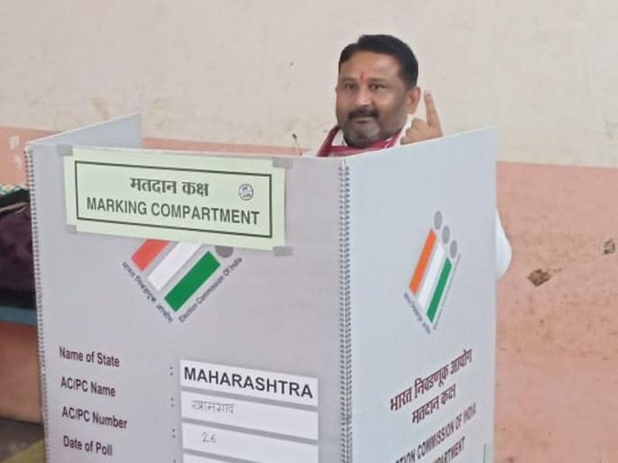 Rain, enthusiasm for voting continued, women initiatives with youth! | Maharashtra Assembly Election 2019: पावसातही मतदानासाठी उत्साह कायम, युवकांसह महिलांचा पुढाकार! Rain, enthusiasm for voting continued, women initiatives with youth! | Maharashtra Assembly Election 2019: पावसातही मतदानासाठी उत्साह कायम, युवकांसह महिलांचा पुढाकार!