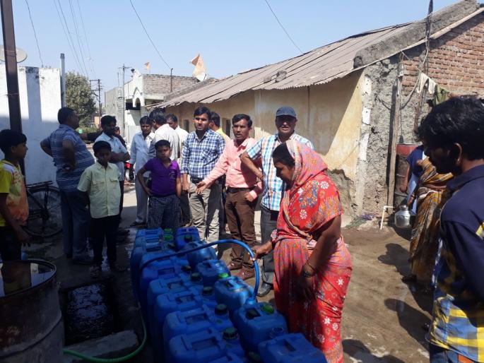 an invalid tap connection from the main water channel in Khamgaon | खामगावात मुख्य जलवाहिनीवरून अवैध नळ जोडणी घेऊन पाण्याची विक्री an invalid tap connection from the main water channel in Khamgaon | खामगावात मुख्य जलवाहिनीवरून अवैध नळ जोडणी घेऊन पाण्याची विक्री