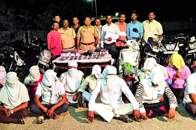 raid on varli-matka in midc area at khamgaon | खामगावात वरली अड्डय़ावर छापा; १२ आरोपी अटकेत