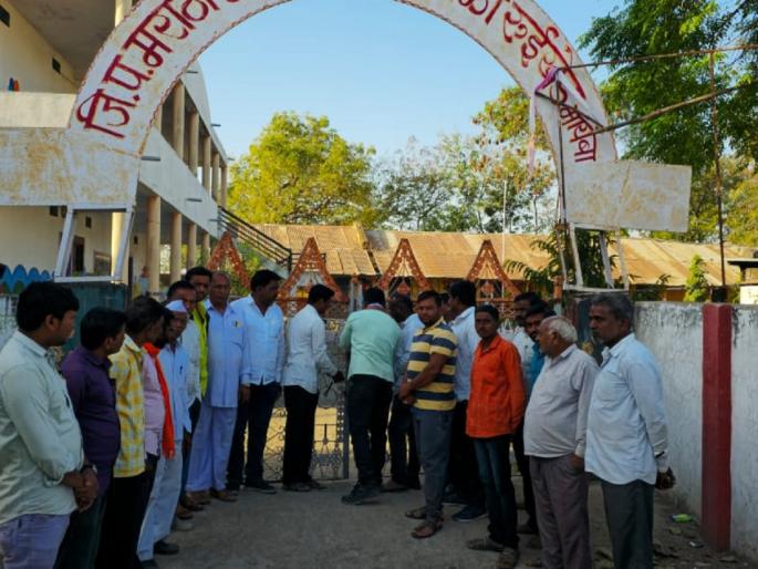At Ruikhed Mayamba the parents zp School locked demand to hire teachers | रुईखेड मायंबा येथे पालकांनी जि. प. शाळेला लावले कुलूप, शिक्षकांची नियुक्ती करण्याची मागणी At Ruikhed Mayamba the parents zp School locked demand to hire teachers | रुईखेड मायंबा येथे पालकांनी जि. प. शाळेला लावले कुलूप, शिक्षकांची नियुक्ती करण्याची मागणी