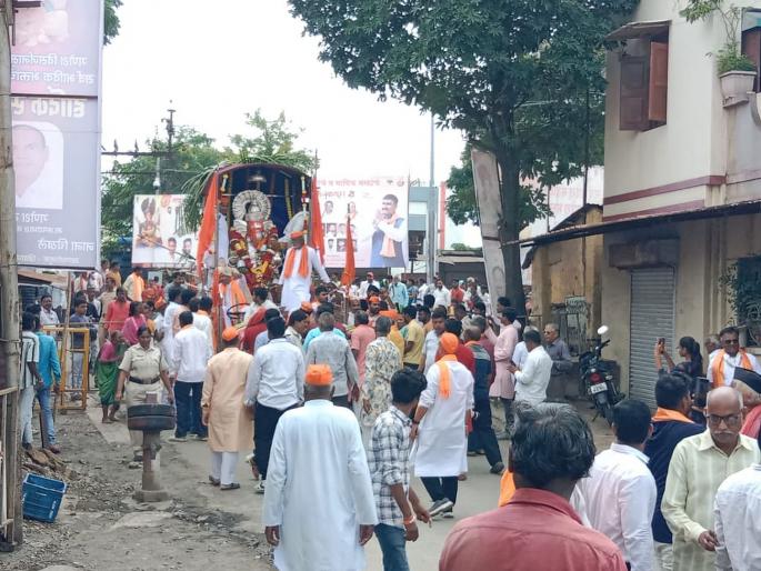 Shri Ganesha Visarjan procession started peacefully in Khamgaon | खामगावात श्री गणेश विसर्जन मिरवणुकीस शांततेत सुरूवात Shri Ganesha Visarjan procession started peacefully in Khamgaon | खामगावात श्री गणेश विसर्जन मिरवणुकीस शांततेत सुरूवात