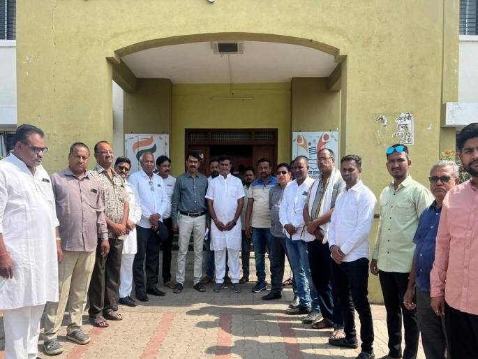 Wine Bar Association strikes against tax hike; Demonstrations at Sub-Divisional Officer's office | करवाढी विरोधात वाइन बार असोसिएशनचा संप; उपविभागीय अधिकारी कार्यालयावर निदर्शने Wine Bar Association strikes against tax hike; Demonstrations at Sub-Divisional Officer's office | करवाढी विरोधात वाइन बार असोसिएशनचा संप; उपविभागीय अधिकारी कार्यालयावर निदर्शने