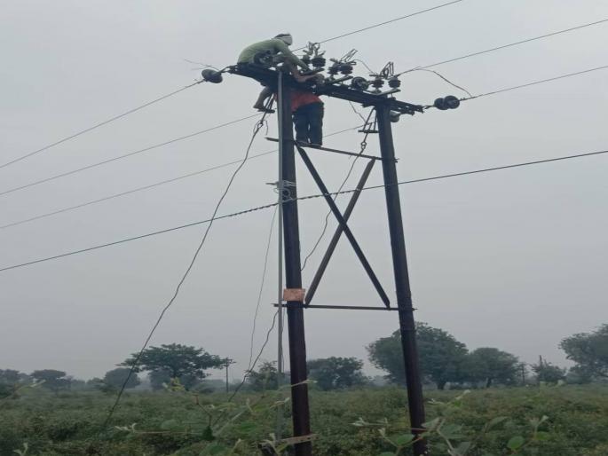 Heavy rain in the district on the second day too power line damaged due to lightning | जिल्ह्यात दुसऱ्या दिवशीही जोरदार पाऊस, वीज पडून वीजवाहिनी क्षतीग्रस्त Heavy rain in the district on the second day too power line damaged due to lightning | जिल्ह्यात दुसऱ्या दिवशीही जोरदार पाऊस, वीज पडून वीजवाहिनी क्षतीग्रस्त