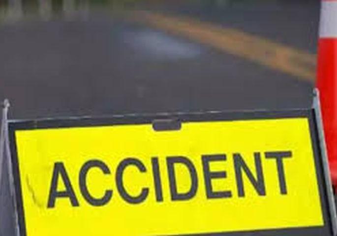 6 seriously injured in car-truck accident | कार-ट्रक अपघातात ६ जण गंभीर जखमी