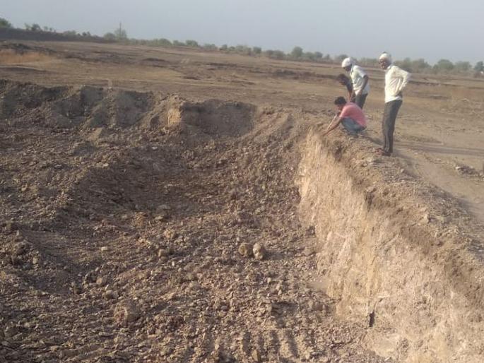 one and half thousand bros mineral theft | तलावातून दीड हजार ब्रास गौण खनिजाची चोरी one and half thousand bros mineral theft | तलावातून दीड हजार ब्रास गौण खनिजाची चोरी