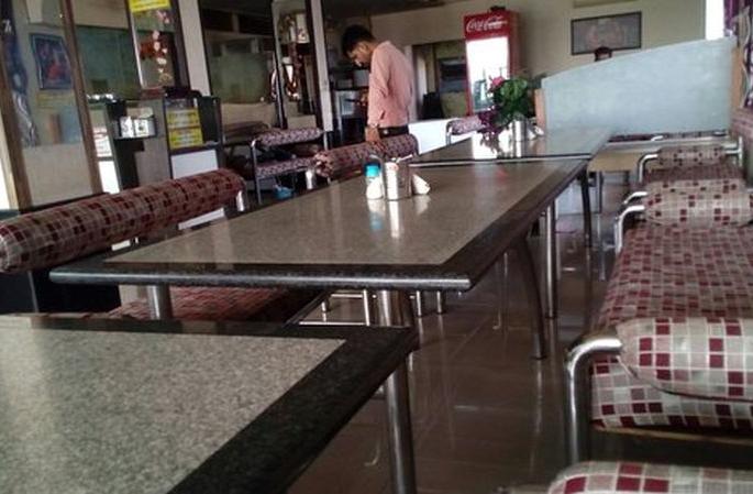 The hotel business collapsed due to the lockdown | ‘लॉकडाऊन’मुळे हॉटेल व्यवसाय कोलमडला The hotel business collapsed due to the lockdown | ‘लॉकडाऊन’मुळे हॉटेल व्यवसाय कोलमडला