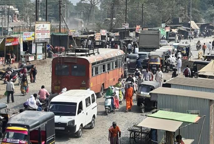 Main roads in Khamgaon trap in encroachment! | खामगावातील मुख्य रस्ते अतिक्रमणाच्या विळख्यात! Main roads in Khamgaon trap in encroachment! | खामगावातील मुख्य रस्ते अतिक्रमणाच्या विळख्यात!