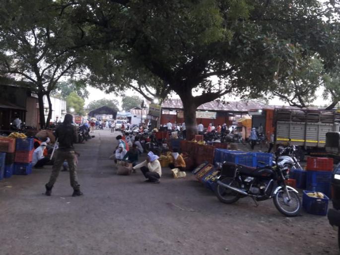 No Physical distance in the vegetable market; Police beat up unruly citizens | भाजीबाजारात फिजिकल डिस्टन्सिंग’ला फाटा; पोलिसांकडून बेशिस्त नागरिकांना चोप No Physical distance in the vegetable market; Police beat up unruly citizens | भाजीबाजारात फिजिकल डिस्टन्सिंग’ला फाटा; पोलिसांकडून बेशिस्त नागरिकांना चोप