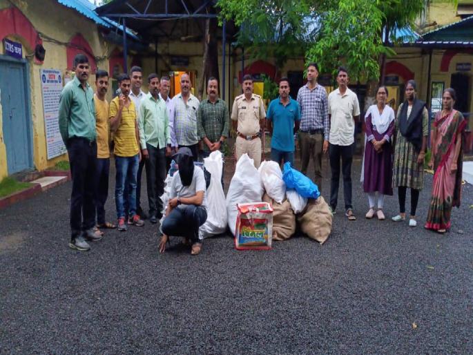 Banned Gutkha worth a quarter of a lakh seized in Khamgaon action of the crime investigation team of the city police | खामगावात सव्वा लाखांचा प्रतिबंधित गुटखा पकडला; शहर पोलीसांच्या गुन्हे शोध पथकाची कारवाई Banned Gutkha worth a quarter of a lakh seized in Khamgaon action of the crime investigation team of the city police | खामगावात सव्वा लाखांचा प्रतिबंधित गुटखा पकडला; शहर पोलीसांच्या गुन्हे शोध पथकाची कारवाई