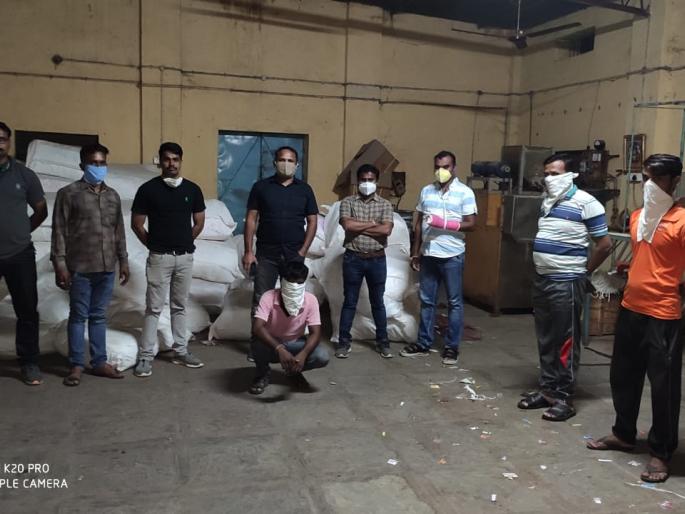 Illegal gutka worth Rs 34 lakh seized in Khamgaon | खामगावात ३४ लाखाचा अवैध गुटखा पकडला Illegal gutka worth Rs 34 lakh seized in Khamgaon | खामगावात ३४ लाखाचा अवैध गुटखा पकडला