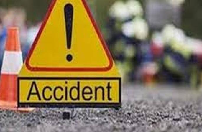 One killed in a bizarre crash of four vehicles | चार वाहनांच्या विचित्र अपघातात एक जण ठार One killed in a bizarre crash of four vehicles | चार वाहनांच्या विचित्र अपघातात एक जण ठार