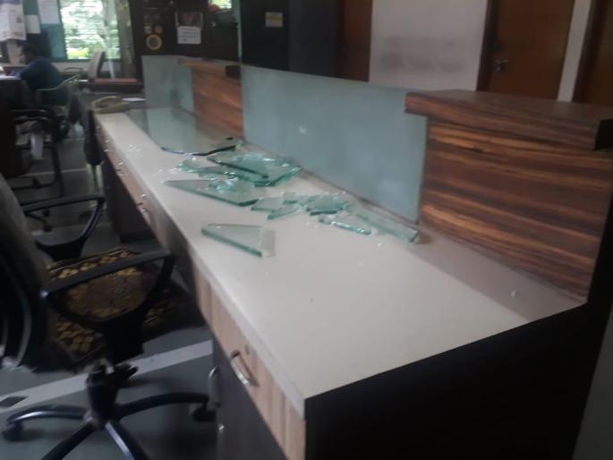 Khamgaon Municipal Corporation; glass of furniture broken | खामगाव पालिकेच्या अद्ययावत फर्निचरला अपशकुन; एका दिवसांत फुटली काच Khamgaon Municipal Corporation; glass of furniture broken | खामगाव पालिकेच्या अद्ययावत फर्निचरला अपशकुन; एका दिवसांत फुटली काच