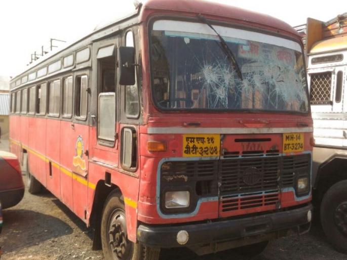 Korgaon Bhima collapses in bulge in Buldhana | कोरेगाव भीमा घटनेचे बुलडाण्यातील खामगावात पडसाद, राष्ट्रीय महामार्गावर फोडली एसटी  Korgaon Bhima collapses in bulge in Buldhana | कोरेगाव भीमा घटनेचे बुलडाण्यातील खामगावात पडसाद, राष्ट्रीय महामार्गावर फोडली एसटी