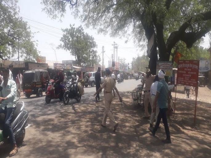 Buldana city police action, Action against traffic | खामगाव शहर पोलिसांची धडक कारवाई, बेशिस्त वाहतुकीला बसणार चाप Buldana city police action, Action against traffic | खामगाव शहर पोलिसांची धडक कारवाई, बेशिस्त वाहतुकीला बसणार चाप