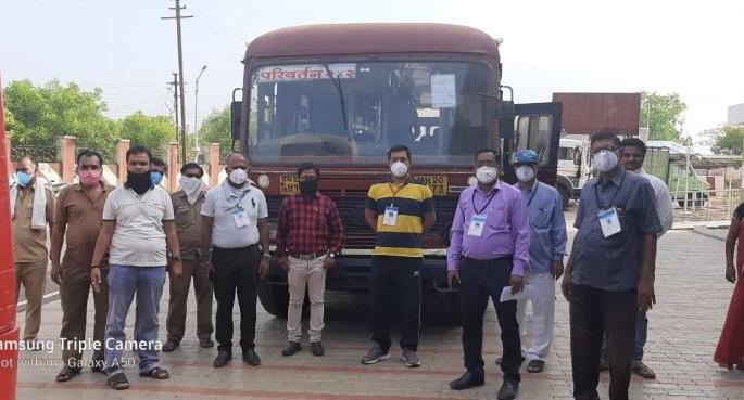 82 laborers from Bihar leave Khamgaon | बिहार येथील ८२ मजूर खामगाव येथून रवाना