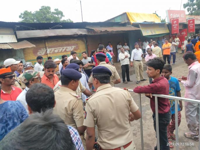 Ganpati immersion rally : stone pelting on Sindhi navyuvak Ganesh Mandal | खामगाव: गणपती विसर्जन मिरवणुकीत दोन मंडळांमधील किरकोळ वादातून हाणामारी Ganpati immersion rally : stone pelting on Sindhi navyuvak Ganesh Mandal | खामगाव: गणपती विसर्जन मिरवणुकीत दोन मंडळांमधील किरकोळ वादातून हाणामारी