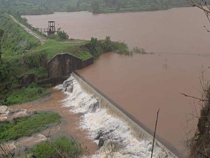 Khamkarwadi Percolation Lake overflows in Kolhapur, Tulsi River water level increases | Kolhapur: खामकरवाडी पाझर तलाव 'ओव्हर फ्लो', तुळशी नदी पाणीपातळीत वाढ Khamkarwadi Percolation Lake overflows in Kolhapur, Tulsi River water level increases | Kolhapur: खामकरवाडी पाझर तलाव 'ओव्हर फ्लो', तुळशी नदी पाणीपातळीत वाढ