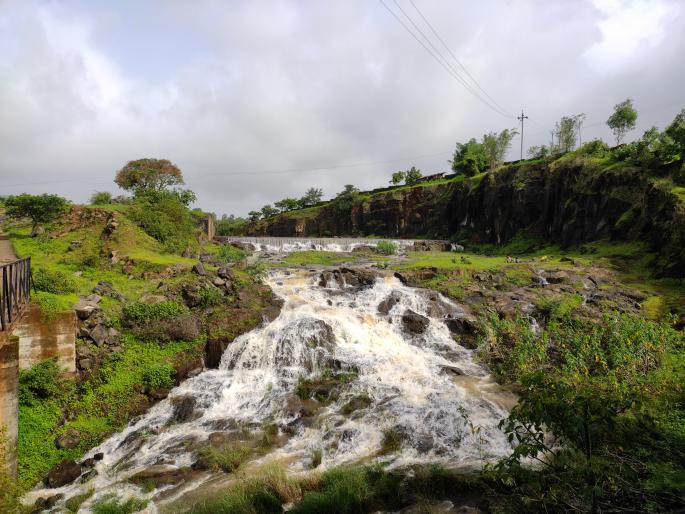 Khamkarwadi seepage lake 'overflow' | खामकरवाडी पाझर तलाव 'ओव्हर फ्लो' Khamkarwadi seepage lake 'overflow' | खामकरवाडी पाझर तलाव 'ओव्हर फ्लो'