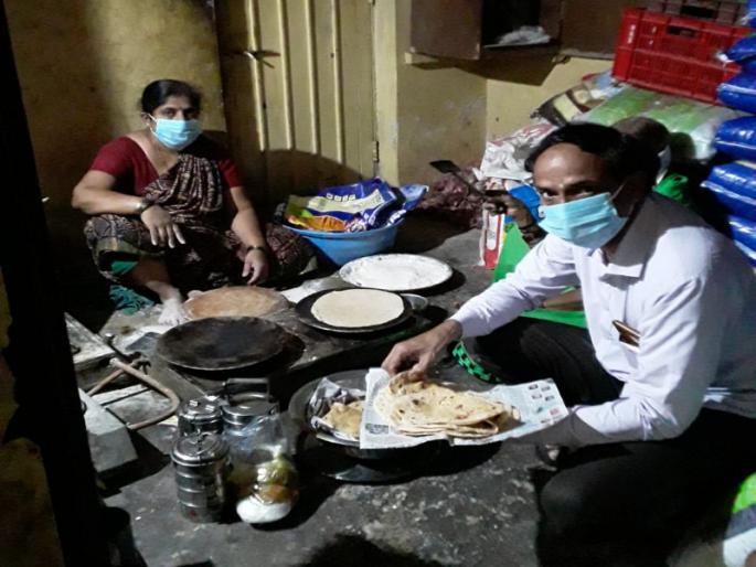 The ‘food givers’ of the Corona period in the pune city | लॉकडाऊन काळातले 'अन्नदाते'; पुणे शहरातील भुकेलेल्यांच्या पोटाला मिळतोय दोन घासांचा आधार The ‘food givers’ of the Corona period in the pune city | लॉकडाऊन काळातले 'अन्नदाते'; पुणे शहरातील भुकेलेल्यांच्या पोटाला मिळतोय दोन घासांचा आधार