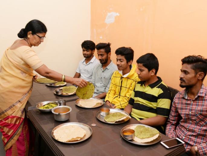 Curfew chutney churned with 'mess' to prevent curfew students from starving | कर्फ्यूत विद्यार्थी उपाशी राहू नयेत म्हणून ‘मेस’वाल्या मावशीनं दिली धपाटी-चटणी Curfew chutney churned with 'mess' to prevent curfew students from starving | कर्फ्यूत विद्यार्थी उपाशी राहू नयेत म्हणून ‘मेस’वाल्या मावशीनं दिली धपाटी-चटणी