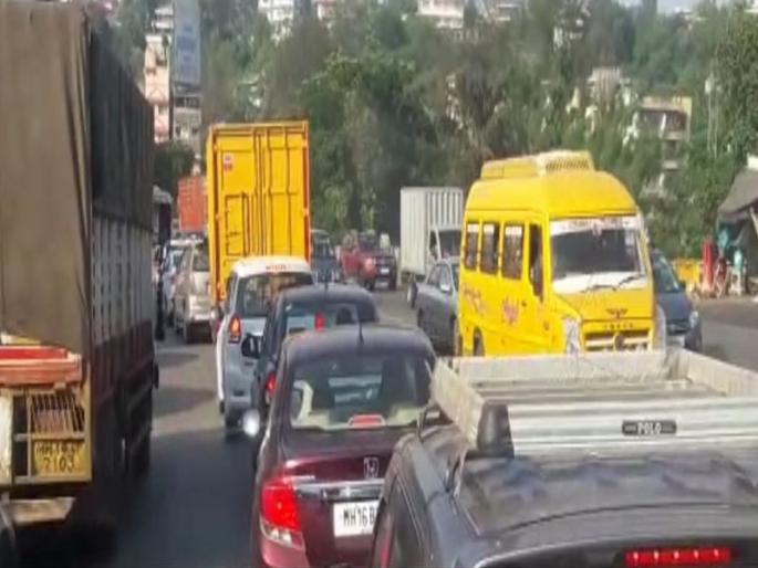 heavy traffic on Mumbai-Pune Express due oil leakage | तेलगळतीमुळे मुंबई-पुणे एक्स्प्रेसवरील वाहतूक मंदावली