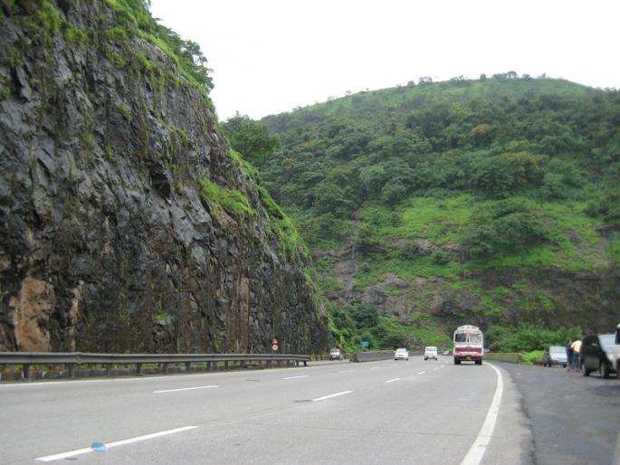 Truck and passenger bus accident at Khandala Ghat on Mumbai-Pune Expressway; Eleven people were injured | मुंबई-पुणे द्रुतगती मार्गावर खंडाळा घाटात ट्रक आणि प्रवासी बसचा अपघात; अकरा जण जखमी Truck and passenger bus accident at Khandala Ghat on Mumbai-Pune Expressway; Eleven people were injured | मुंबई-पुणे द्रुतगती मार्गावर खंडाळा घाटात ट्रक आणि प्रवासी बसचा अपघात; अकरा जण जखमी