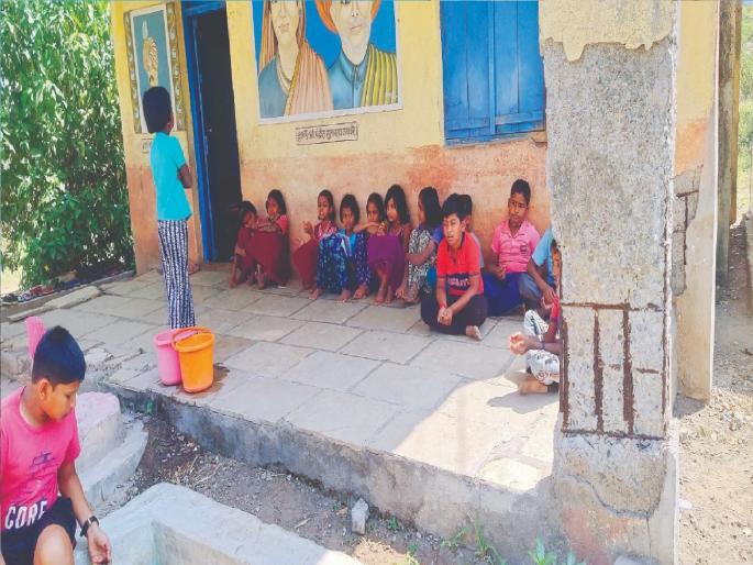 The school building dangerous at Nanavaremala in Andori in Khandala taluka | धोकादायक इमारतीत घडतंय विद्यार्थ्यांचे भवितव्य, जिल्हा परिषदेत निर्लेखन प्रस्ताव अडकला लाल फितीत The school building dangerous at Nanavaremala in Andori in Khandala taluka | धोकादायक इमारतीत घडतंय विद्यार्थ्यांचे भवितव्य, जिल्हा परिषदेत निर्लेखन प्रस्ताव अडकला लाल फितीत