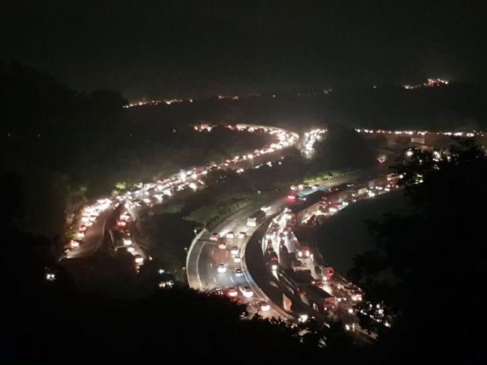 Trailer accident near Amrutanjan bridge; Transport jam to Pune | खंडाळा बोरघाटातील क्रेन बाजूला करण्यात यश, एक्स्प्रेस वेवरची वाहतूक हळूहळू पूर्वपदावर Trailer accident near Amrutanjan bridge; Transport jam to Pune | खंडाळा बोरघाटातील क्रेन बाजूला करण्यात यश, एक्स्प्रेस वेवरची वाहतूक हळूहळू पूर्वपदावर