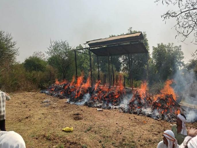 8 people were cremated at the same time in the Khandwa village, the villagers were in tears | गावात एकाचवेळी ८ जणांवर अंत्यसंस्कार, गावकऱ्यांचे डोळे पाणावले; घरी चूलही पेटली नाही 8 people were cremated at the same time in the Khandwa village, the villagers were in tears | गावात एकाचवेळी ८ जणांवर अंत्यसंस्कार, गावकऱ्यांचे डोळे पाणावले; घरी चूलही पेटली नाही