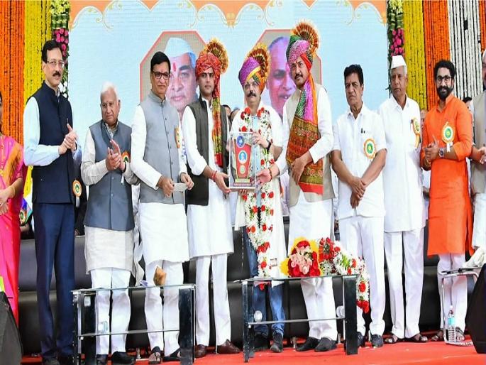 Farmers should have children in government: Sachin Pilot; Awarded at Sangamner to Khandekar, Gandhi, Sherkar | सरकारमध्ये शेतक-यांची मुले हवीत-सचिन पायलट;  खांडेकर, गांधी, शेरकर यांना संगमनेरात पुरस्कार प्रदान Farmers should have children in government: Sachin Pilot; Awarded at Sangamner to Khandekar, Gandhi, Sherkar | सरकारमध्ये शेतक-यांची मुले हवीत-सचिन पायलट;  खांडेकर, गांधी, शेरकर यांना संगमनेरात पुरस्कार प्रदान