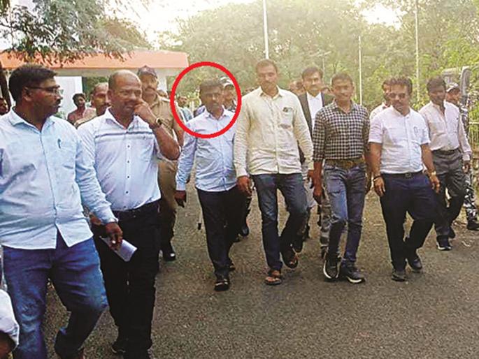 'Treasure' found in the house of corrupt Jalna Municipal Commissioner! 5 lakh cash, 16 tolas of gold, 3.5 kg of silver seized | लाचखोर आयुक्ताच्या घरात 'खजिना'! ५ लाख रोकड, १६ तोळे सोने, पावणेतीन किलो चांदी जप्त 'Treasure' found in the house of corrupt Jalna Municipal Commissioner! 5 lakh cash, 16 tolas of gold, 3.5 kg of silver seized | लाचखोर आयुक्ताच्या घरात 'खजिना'! ५ लाख रोकड, १६ तोळे सोने, पावणेतीन किलो चांदी जप्त