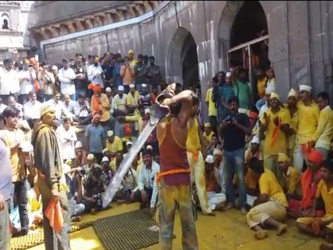 Jezuri's "Mardani Dasara" for the 15-hour color, "Mardani Games" of the 42-kilometer Khanda Talwar; The story of Khanderaa's "Mardani Dasara" ceremony | तब्बल 15 तास रंगला जेजुरीचा “मर्दानी दसरा”, 42 किलोच्या खंडा तलवारीचे “मर्दानी खेळ”; खंडेरायाच्या “मर्दानी दसरा” सोहळ्याची सांगता