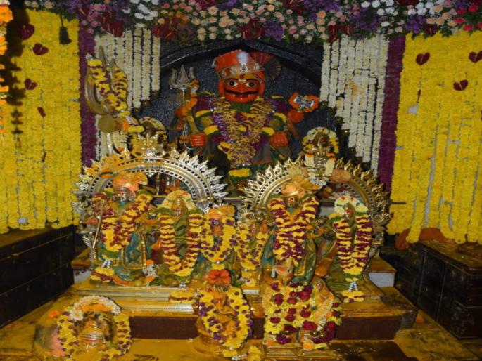 Jai malhar attractive flower decoration in khandoba jejuri temple | जय मल्हार! खंडोबाच्या गाभाऱ्यात आकर्षक फुलांची सजावट Jai malhar attractive flower decoration in khandoba jejuri temple | जय मल्हार! खंडोबाच्या गाभाऱ्यात आकर्षक फुलांची सजावट