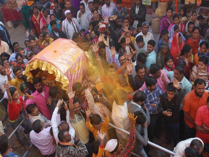 'Yelkot ... Yelkot ... Jayalalhar' praises Khandoba temple | ‘येळकोट...येळकोट...जयमल्हार’च्या जयघोषाने खंडोबा मंदिर दणाणले 'Yelkot ... Yelkot ... Jayalalhar' praises Khandoba temple | ‘येळकोट...येळकोट...जयमल्हार’च्या जयघोषाने खंडोबा मंदिर दणाणले