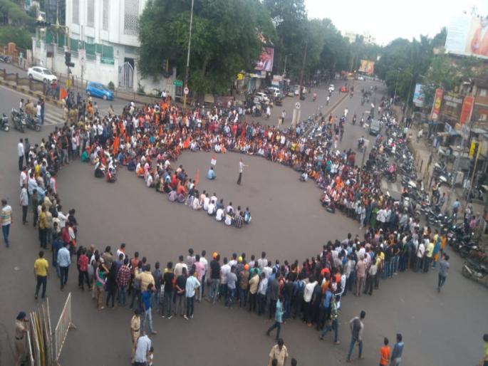 Maratha protesters block the Khanduji Baba Chowk | खंडूजी बाबा चौकात आंदोलकांचा रास्ता रोको